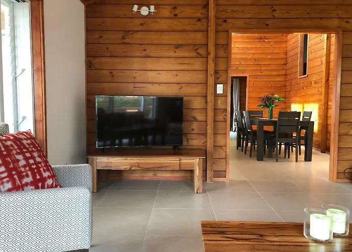 Pacific Views, Tranquil Location, Large Home Navy House 2